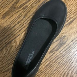 Ladies super soft sketchers Max flats